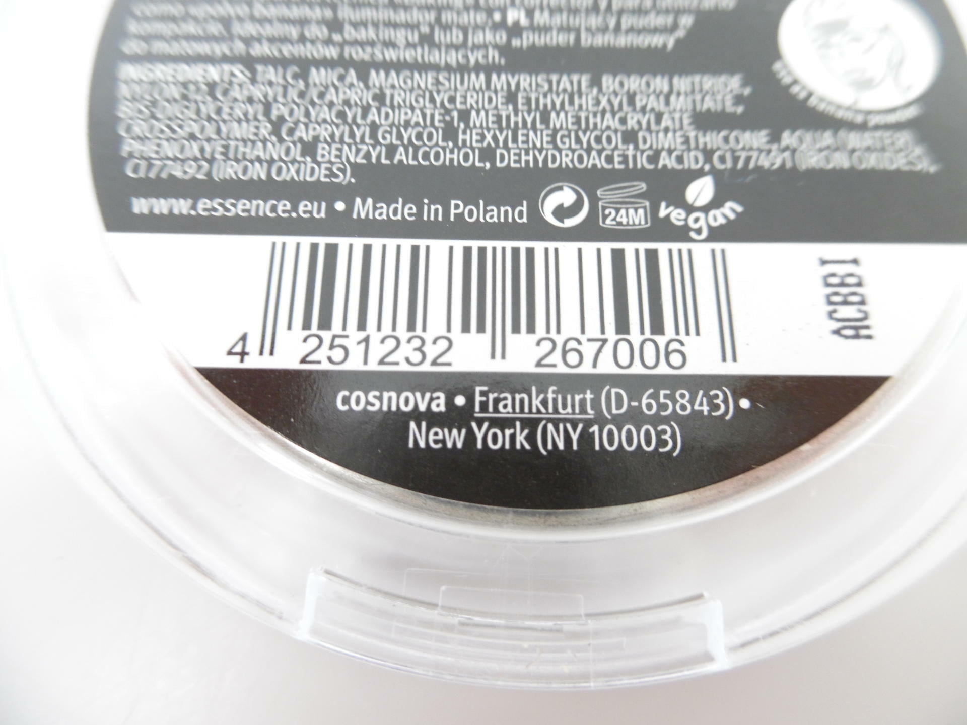 essence Brighten Up! Banana Powder | Mattifying Translucent Powder - Image 2